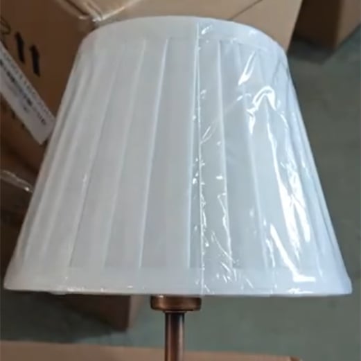 Bevestig en schakel in — Draai de nieuwe lampenkap met de klok mee tot deze vastzit, plaats de lamp en schakel de lamp in