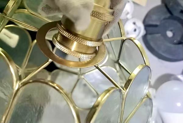 Step 1: The lamp head clamps the glass lampshade up and down.
