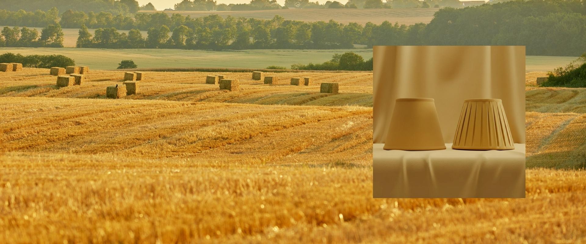 Gouden Oogstmomenten — Een zachtgele lampenkap verspreidt een subtiele, warme gloed en brengt de herfstsfeer en gezelligheid in huis.