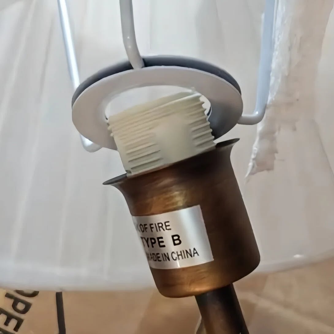 Monteer de nieuwe lampenkap — Lijn de connector van de nieuwe lampenkap uit met de klemmen op het lamplichaam.