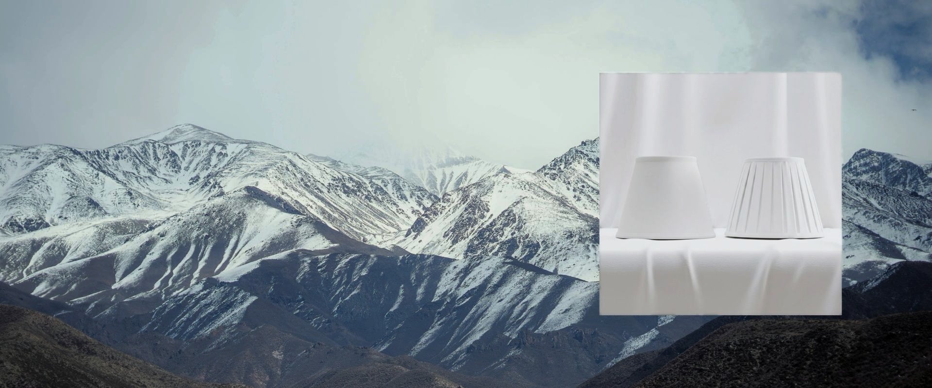 Rustig Sneeuwlandschap — Besneeuwde landschappen vormen de inspiratie voor deze witte lampenkap, die zacht, helder licht verspreidt voor een rustige roest in huis.