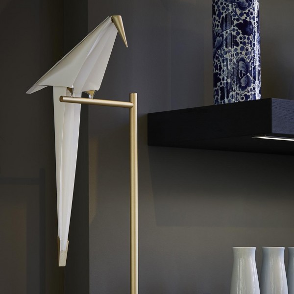 lámpara de mesa con luz de percha