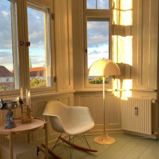 Nachbildung der Panthella-Stehlampe