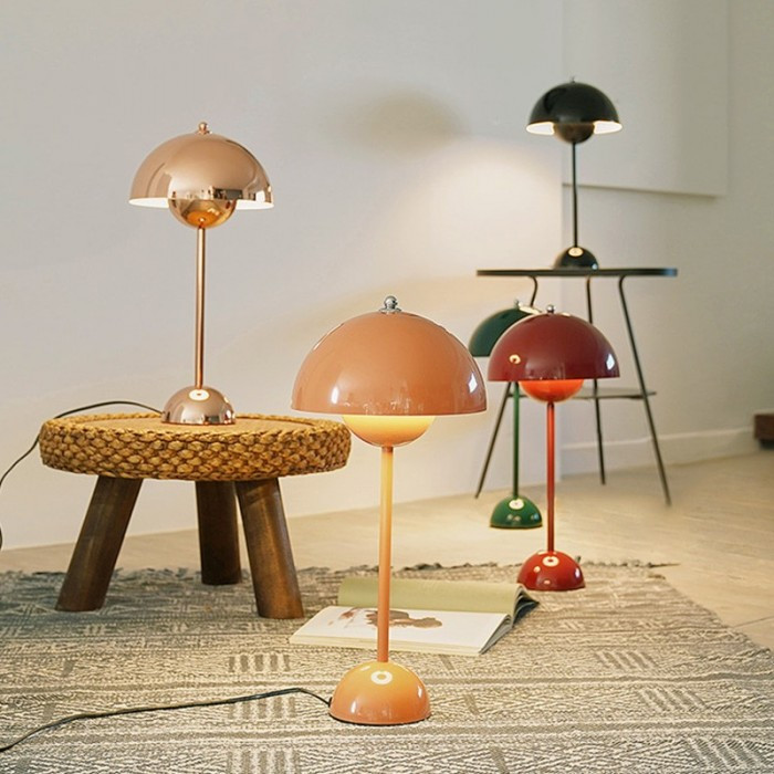 Nachbildung einer Tischlampe mit Blumentopf