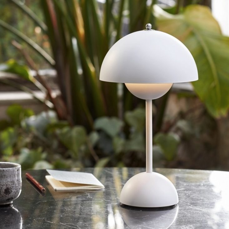 replika stolní lampy do květináče