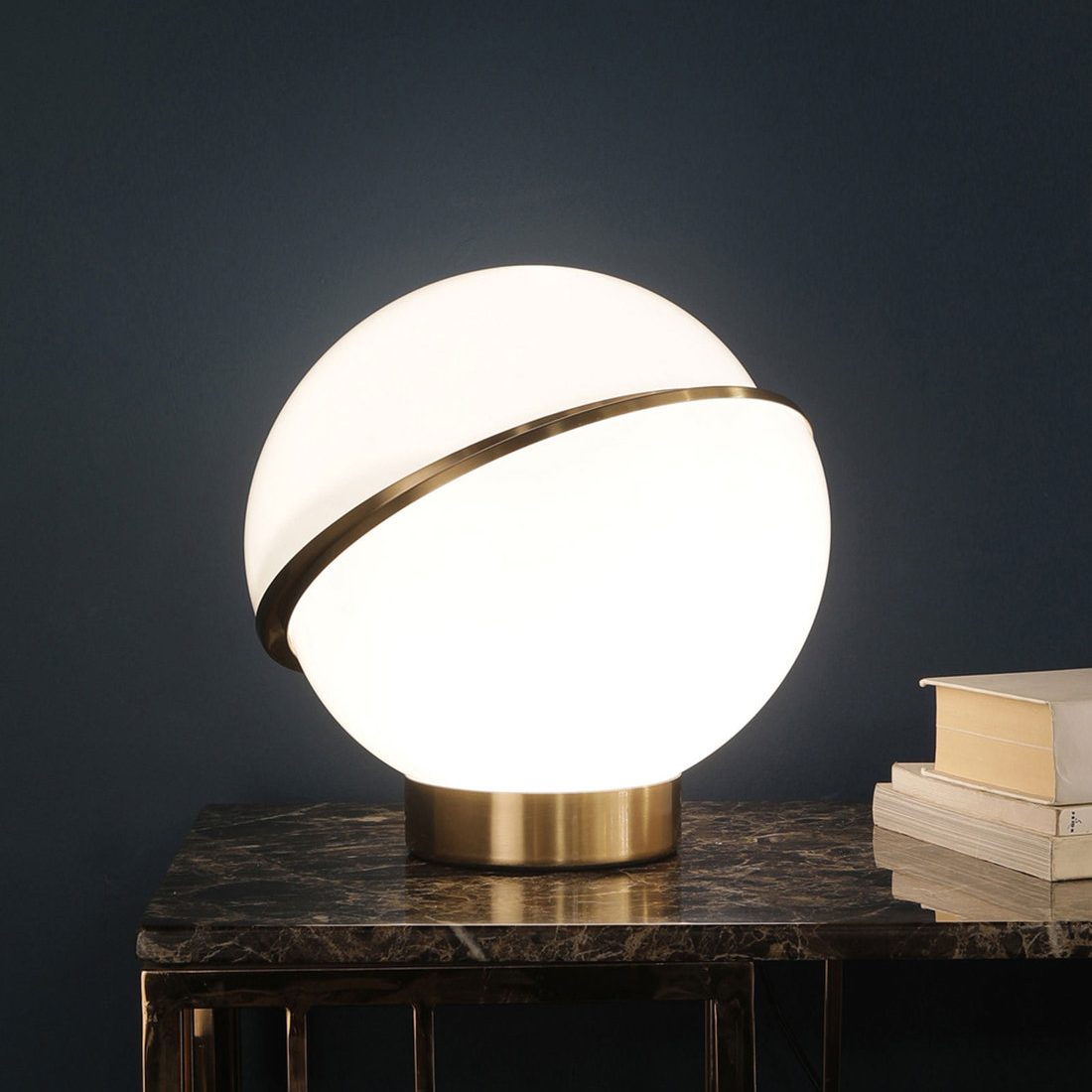 Réplica de lámpara de mesa en forma de media luna