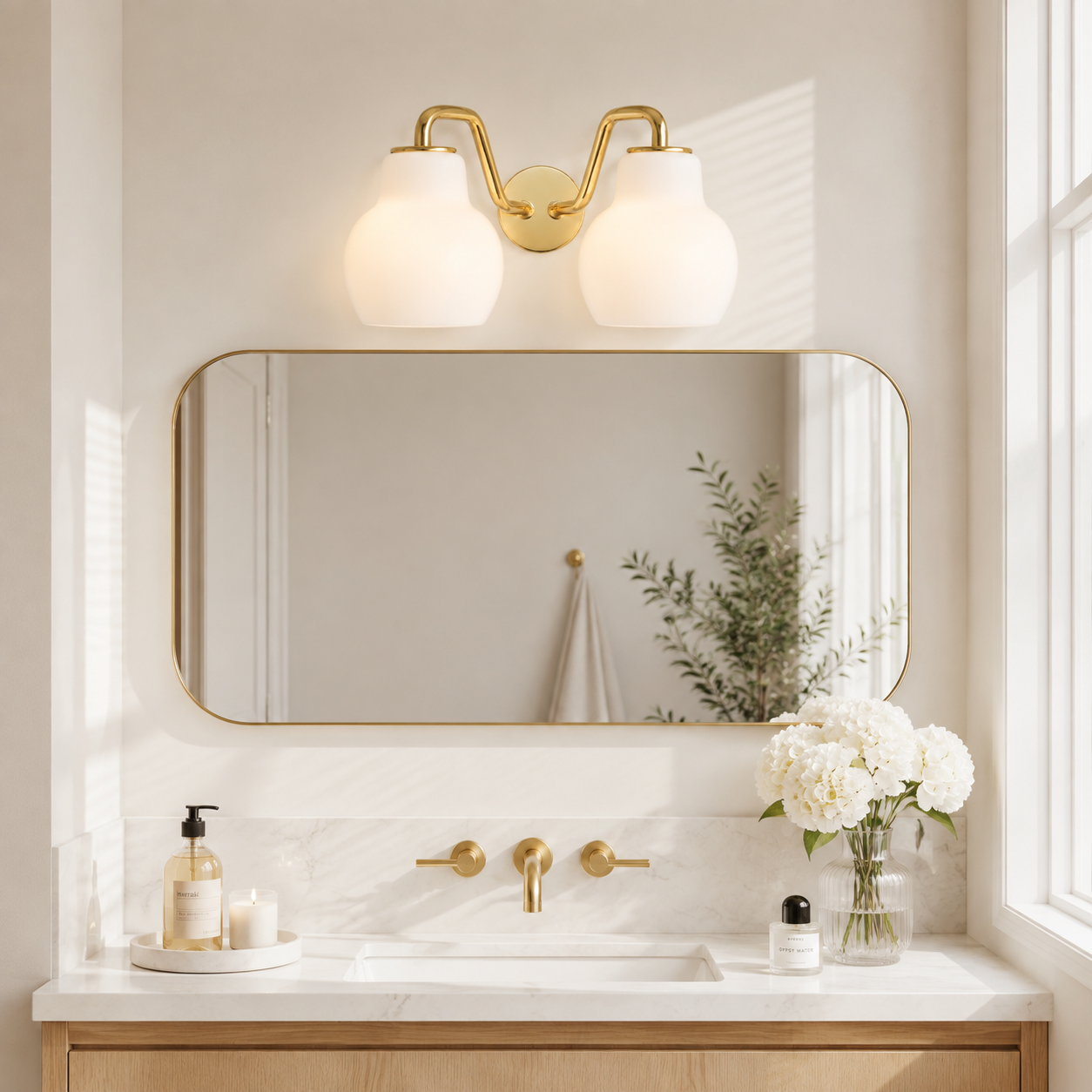 Aryahi Nordic Curved Brass Glass Wall Sconce
