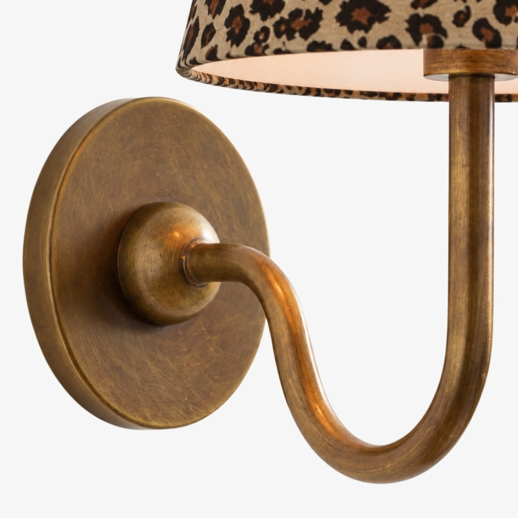 Ein eleganter geschwungener Metallarm.