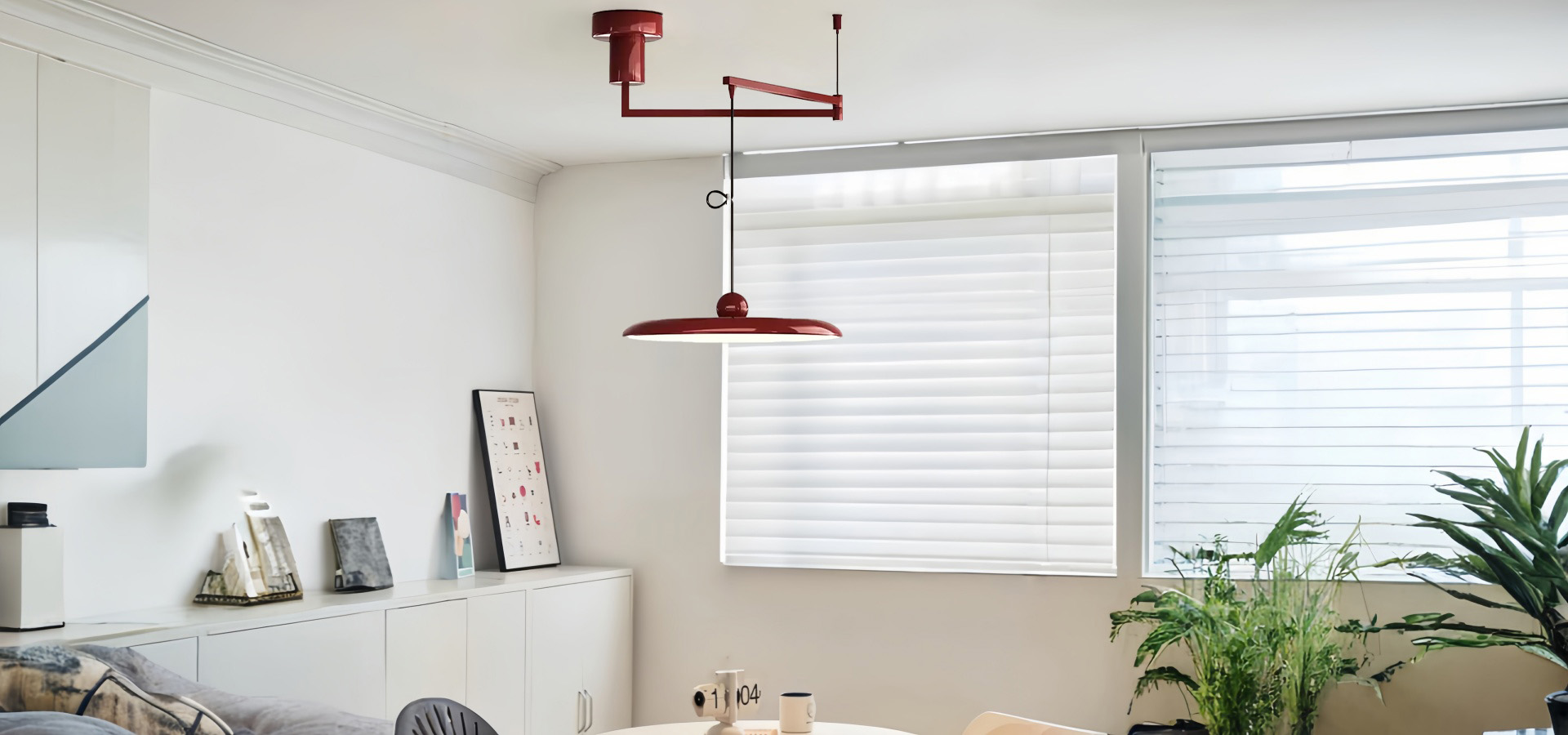Regulowana czerwona lampa wisząca w kształcie dysku w pokoju