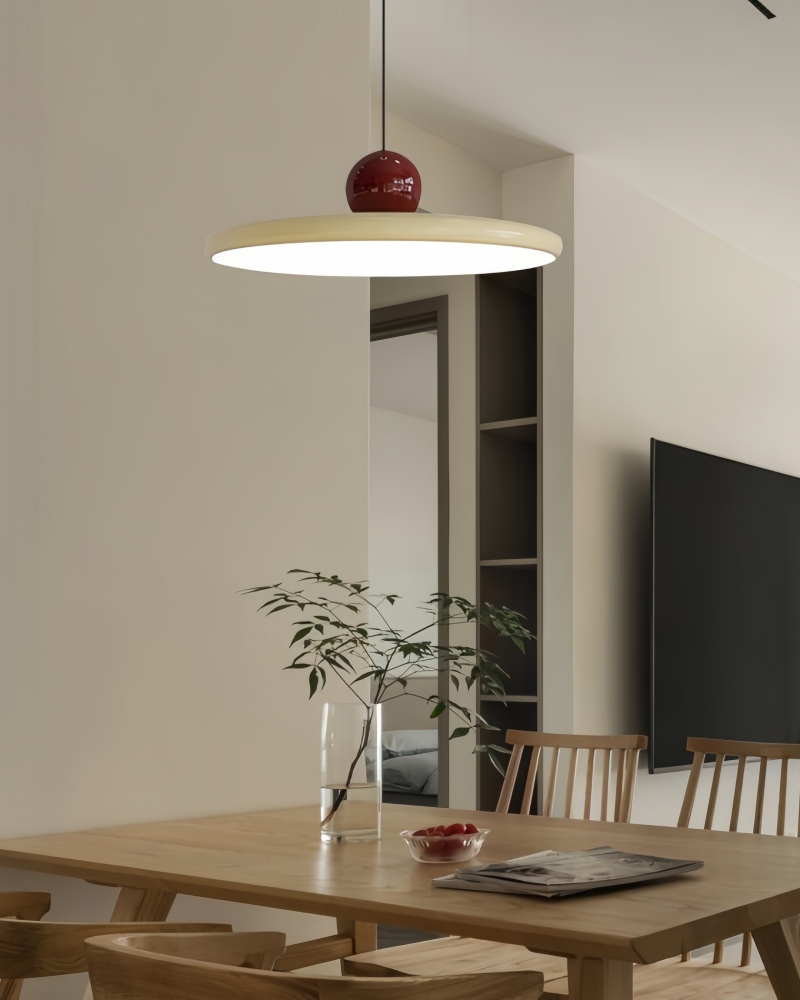 Wisząca lampa Lola w salonie