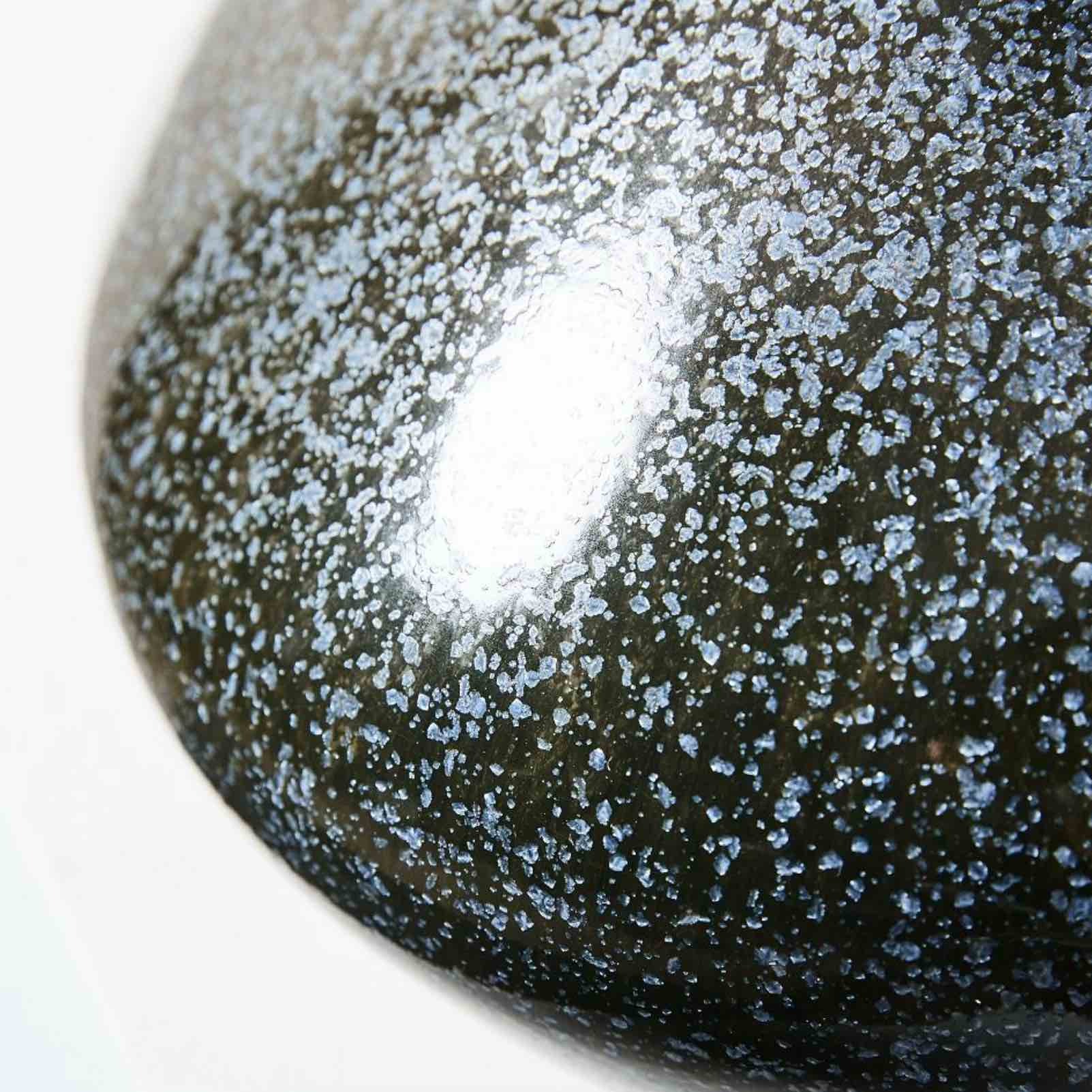 Smooth speckled glaze finish