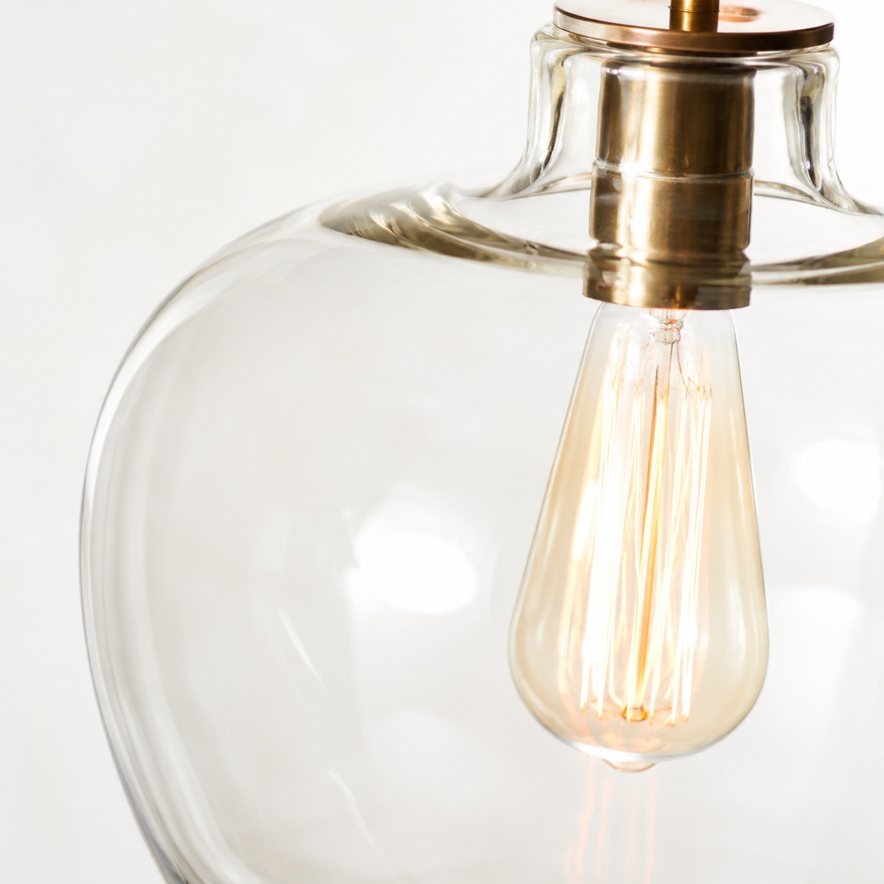 High light transmittance glass lampshade