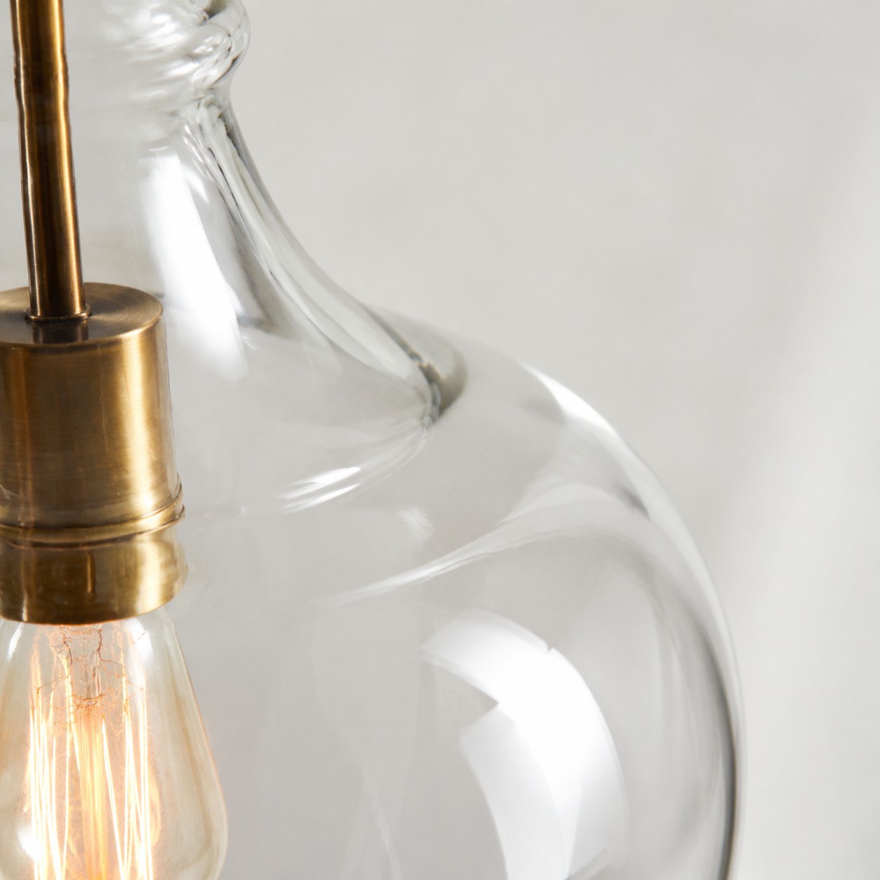 High light transmittance glass lampshade