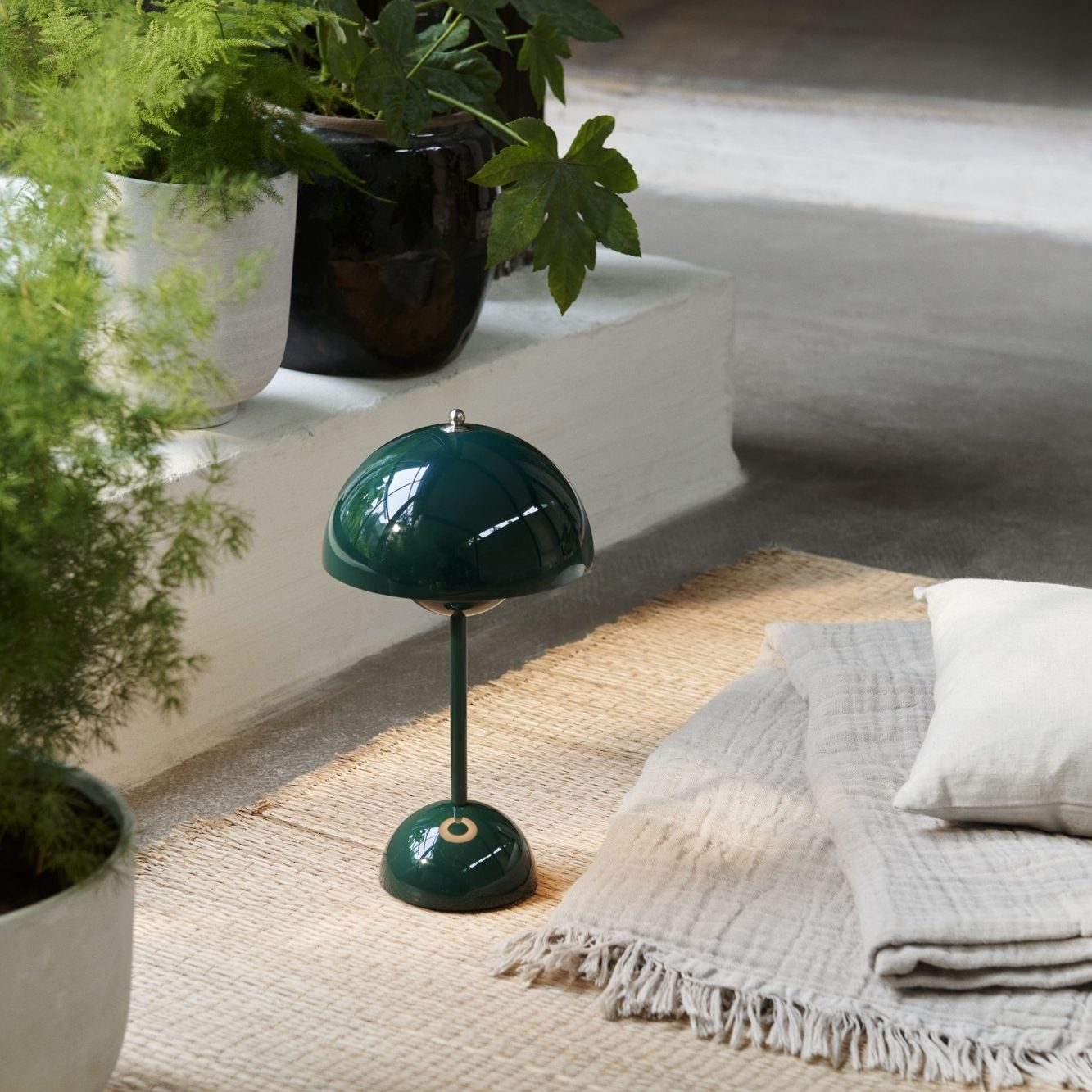 dark green flowerpot vp9 portable table lamp