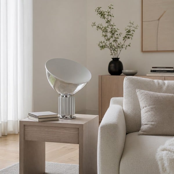 sculptural-glass-table-lamp-as-living-room-decor