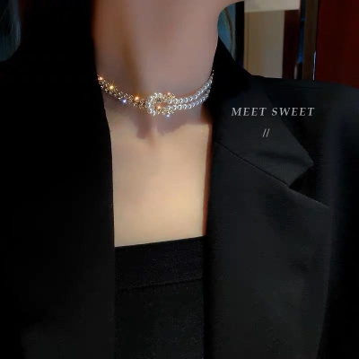 Diamond-encrusted pearl stitching necklace light luxury niche design clavicle chain  new ins cold wind accessories women