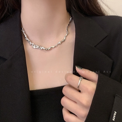 Cold wind irregular metal necklace female autumn and winter ins niche design sense accessories simple and high-end clavicle chain