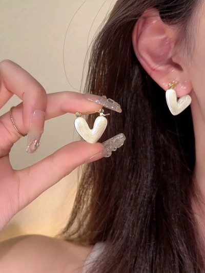 Light luxury and high-end white glaze love earrings for women, small and exquisite fashionable earrings new trendy earrings