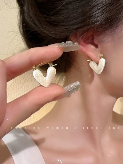 Light luxury and high-end white glaze love earrings for women, small and exquisite fashionable earrings new trendy earrings