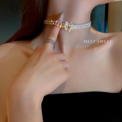 Diamond-encrusted pearl stitching necklace light luxury niche design clavicle chain  new ins cold wind accessories women