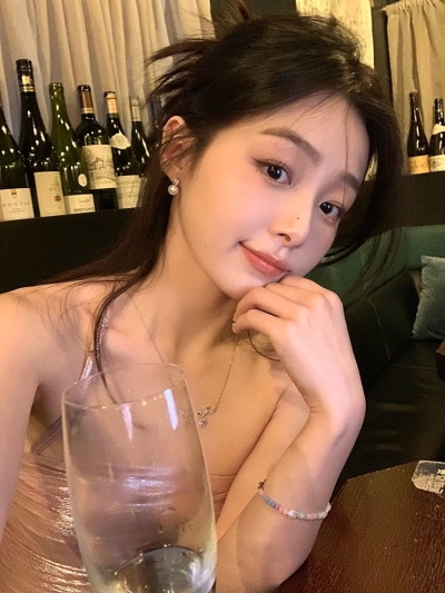 Exquisite pearl flash zirconium earrings light luxury niche earrings design high-end earrings female no ear holes mosquito coil ear clips
