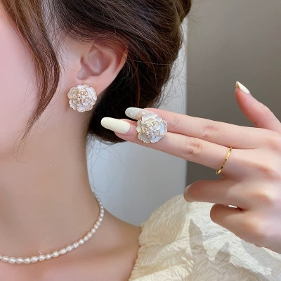 Camellia Xiaoxiang high-end earrings retro temperament earrings 2010 new 925 silver needle fashion new women's tide
