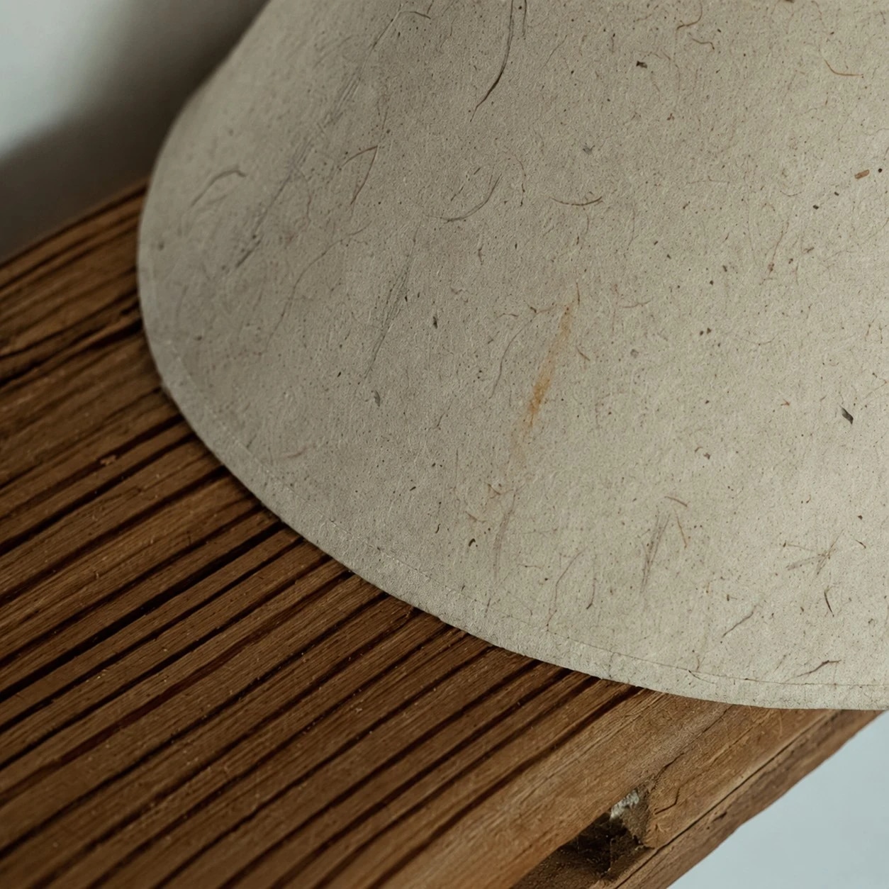 Vista de cerca de la textura de un papel natural hecho a mano
