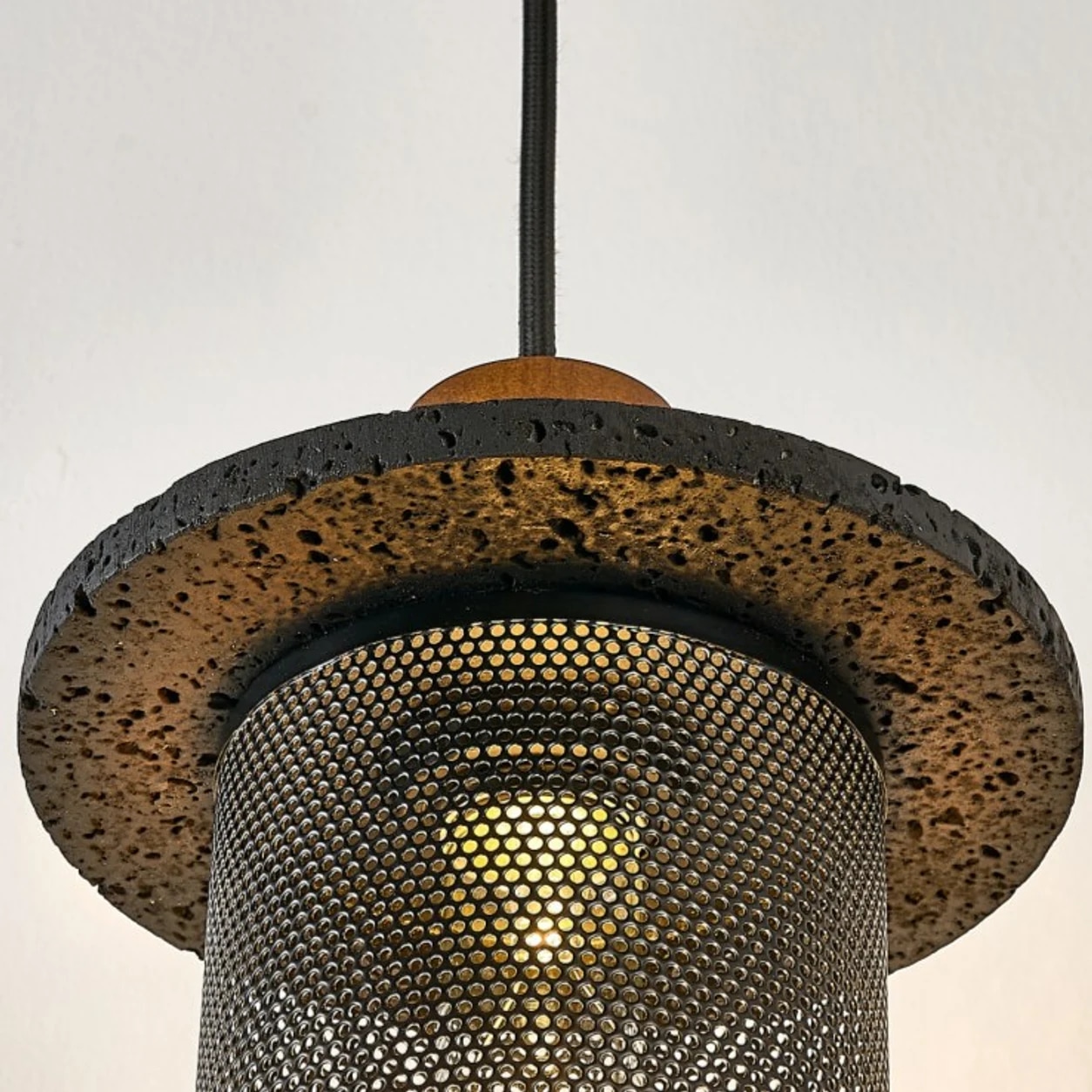 Närbild på den vävda skärmens kantstruktur