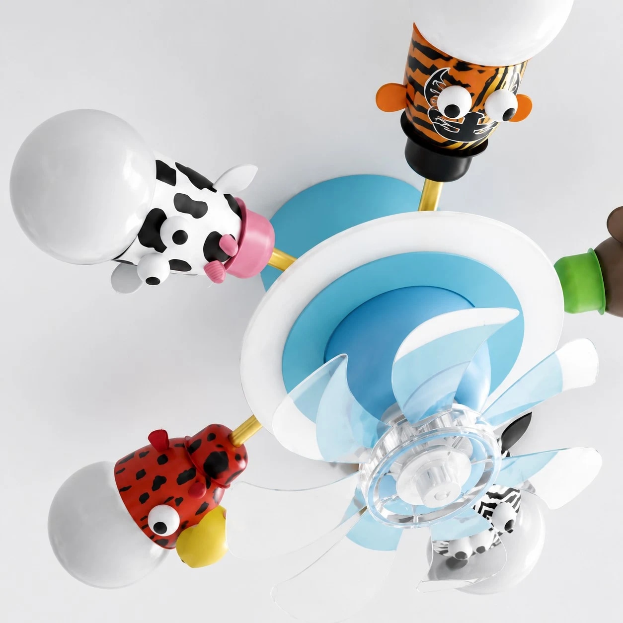 動物の形をしたランプアームと球状のシェードのクローズアップ画像
