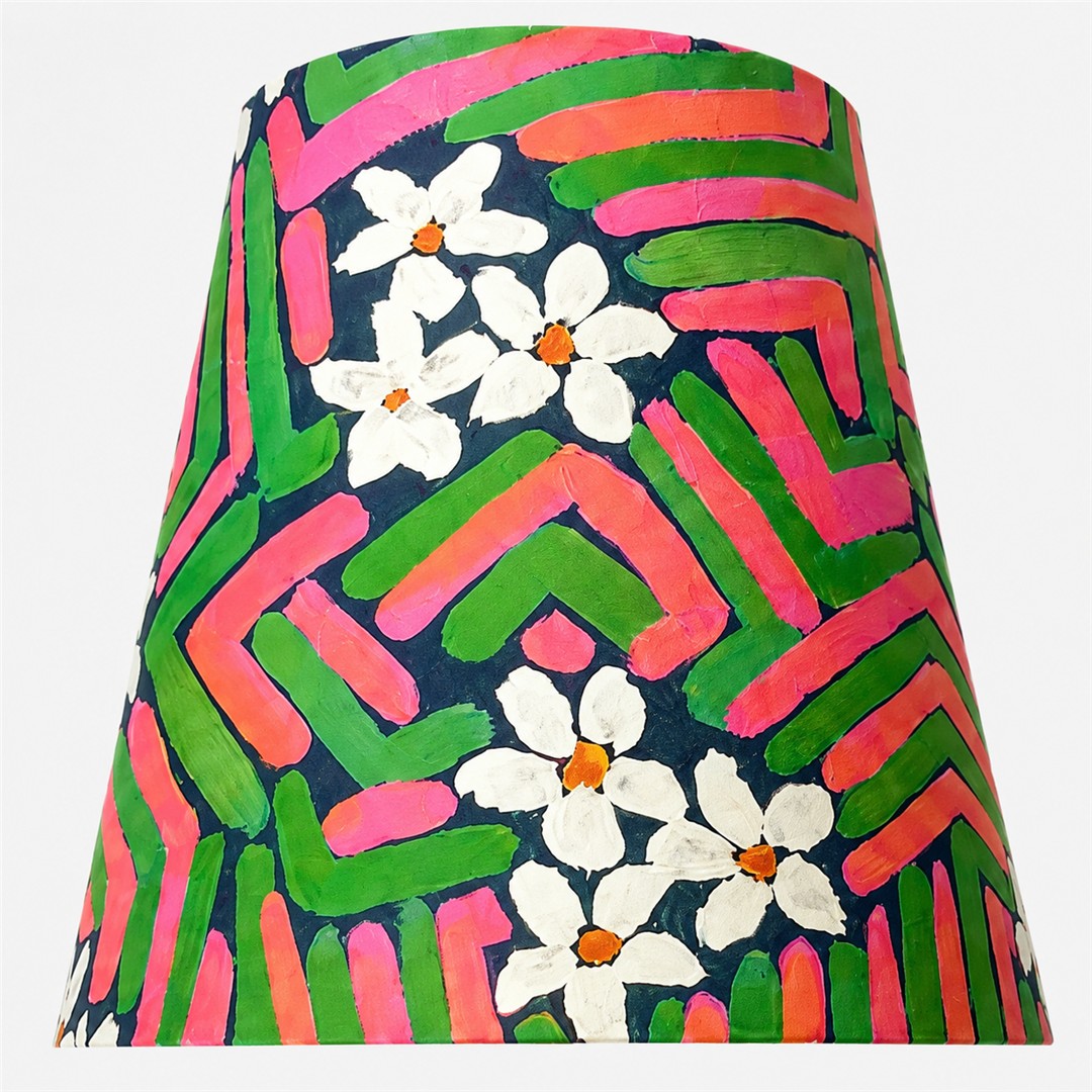 Close-up van roze en groene bloemenstof met schaduwprint
