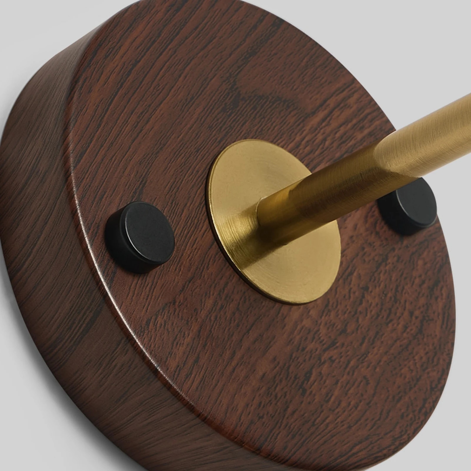 Socle rond en bois et détails des bras couleur laiton