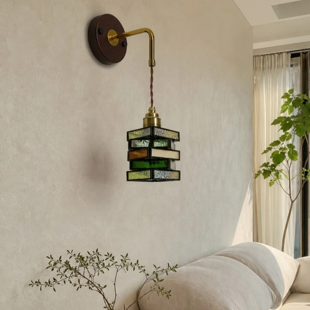 Applique murale en verre coloré au-dessus d'un canapé