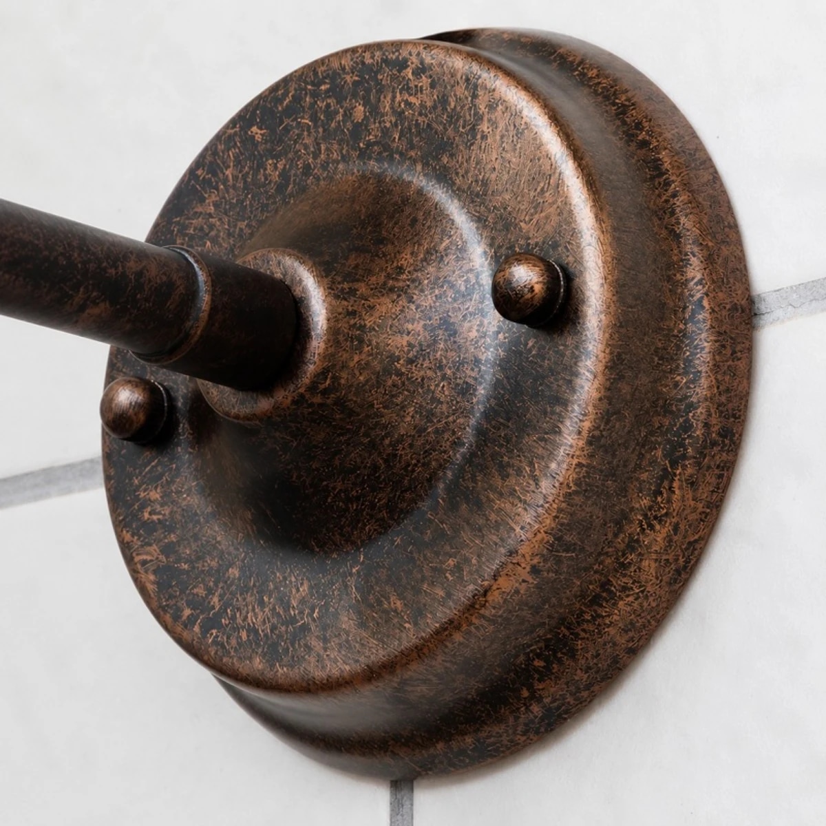 Placa de parede com acabamento em bronze antigo (close-up)