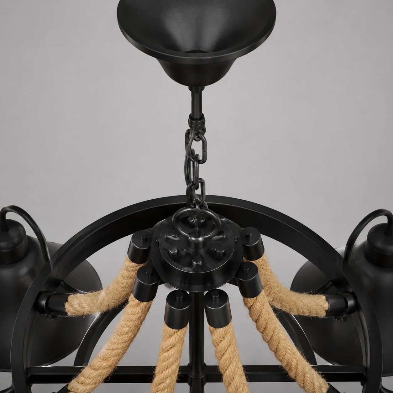 Rustieke kroonluchter met touw en metalen details