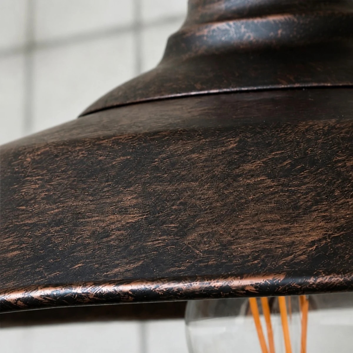Abajur de metal envelhecido e detalhes da borda