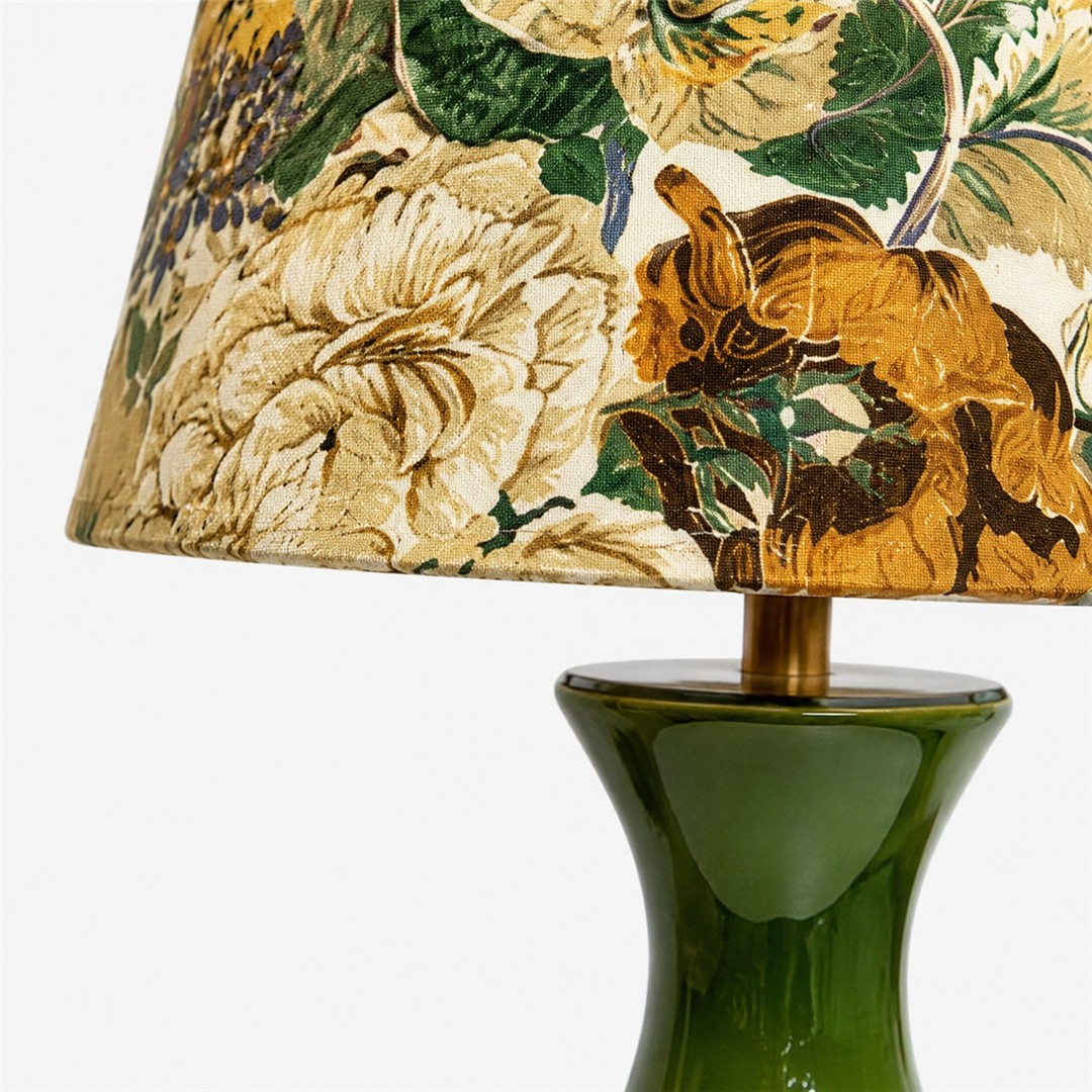 Close-up van beige bloemenstof met schaduwprint