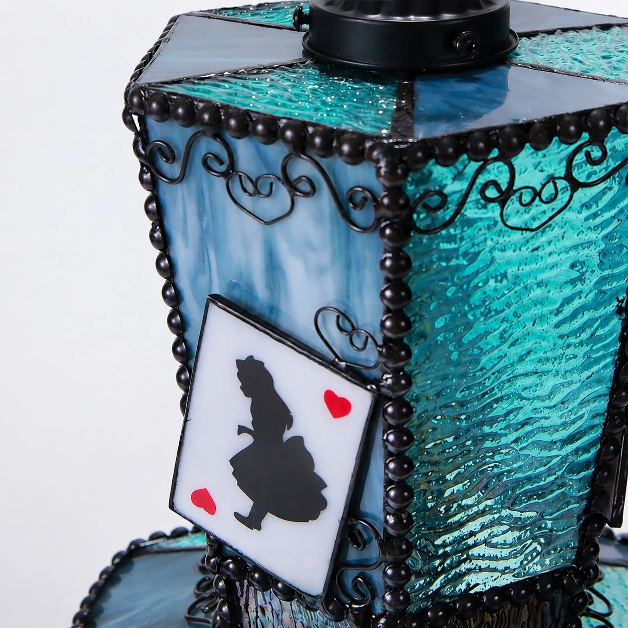Primer plano de un tono azul aguamarina que muestra los adornos de cuentas y los detalles ornamentales.