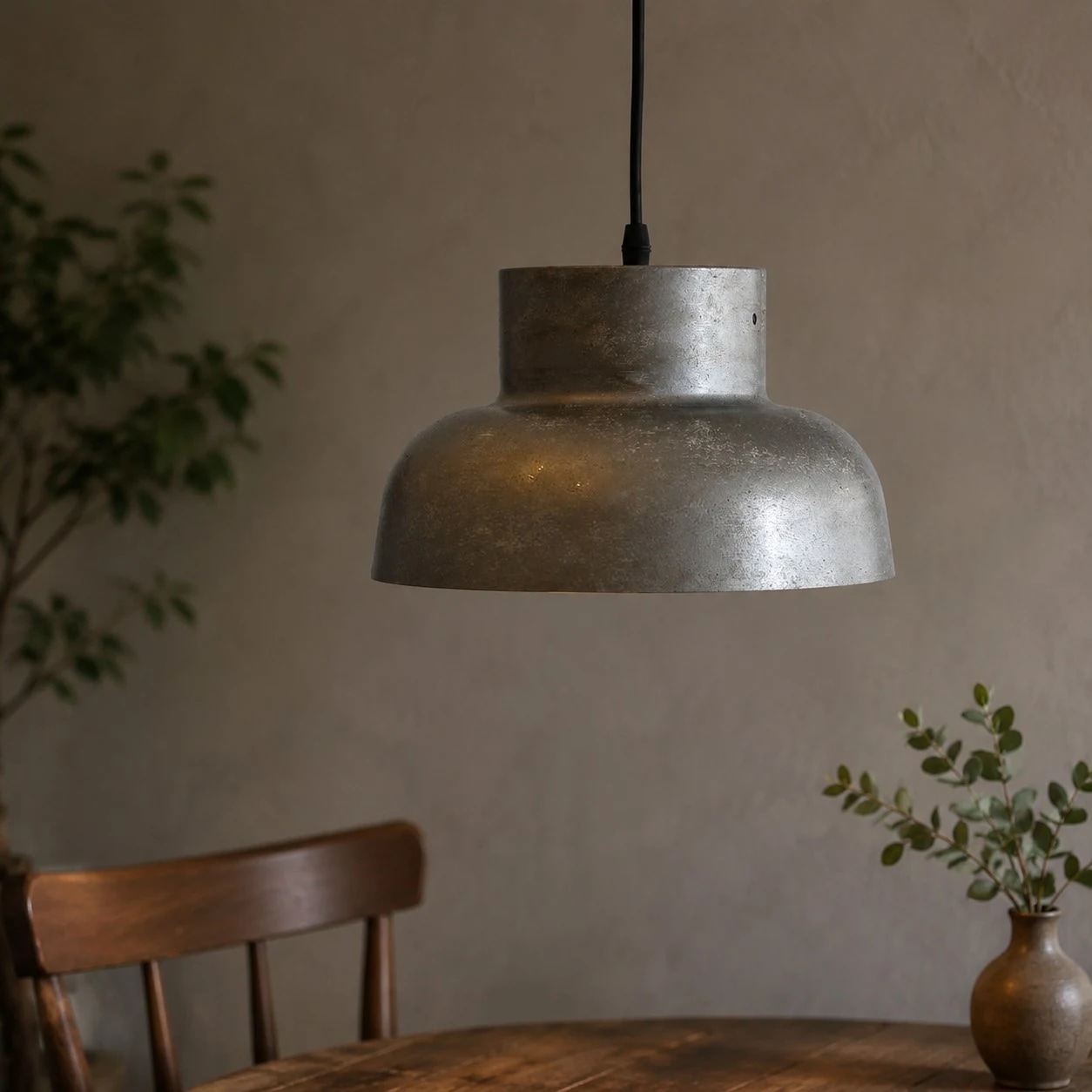 Lámpara colgante industrial en una habitación rústica.