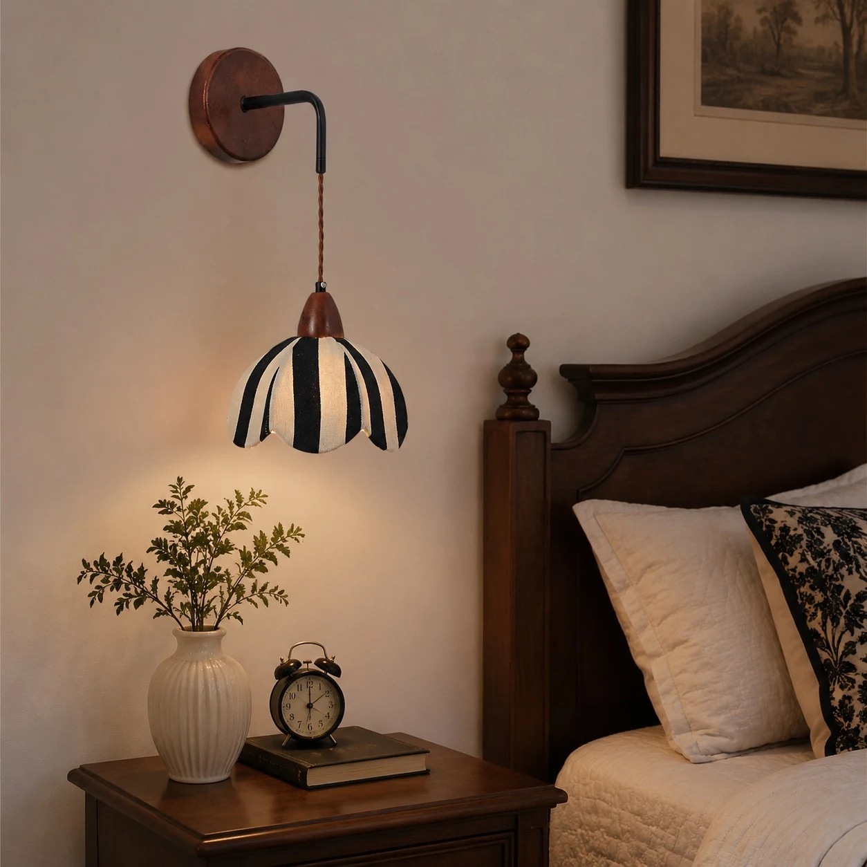 Wandlamp met strepenstof, geïnstalleerd naast een nachtkastje in de slaapkamer.