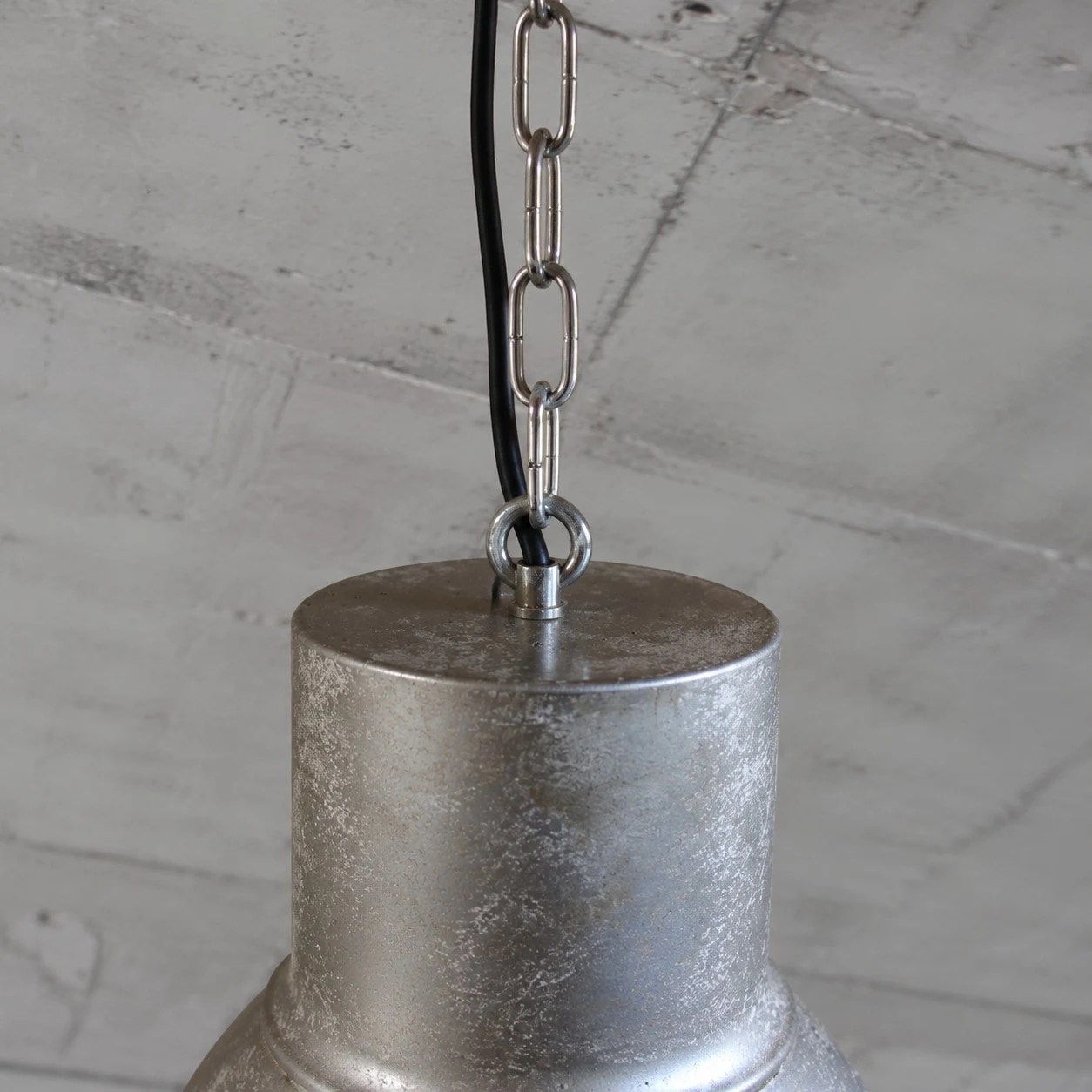 Detailweergave van de kettingophanging en de bovenkap.
