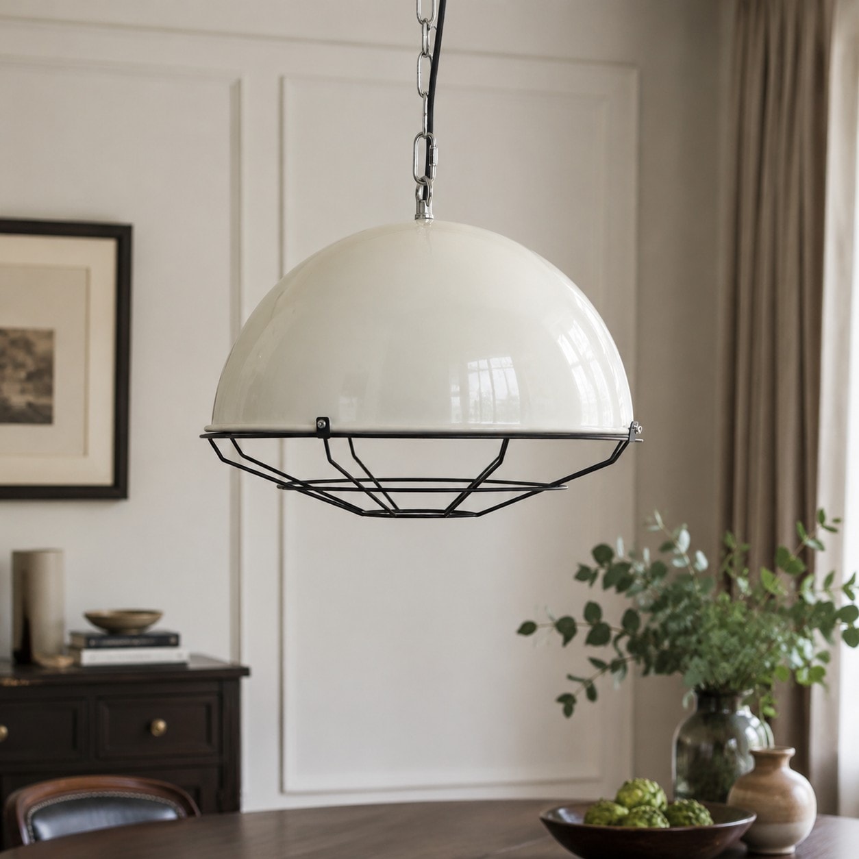 Luminária pendente creme brilhante em uma sala de jantar.