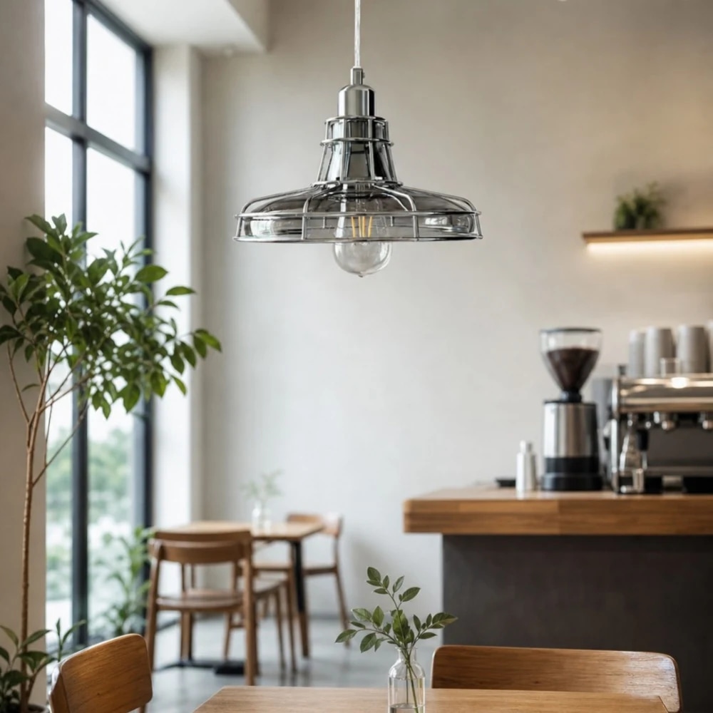 Luminária pendente com estrutura de vidro e metal em um espaço de jantar bem iluminado.