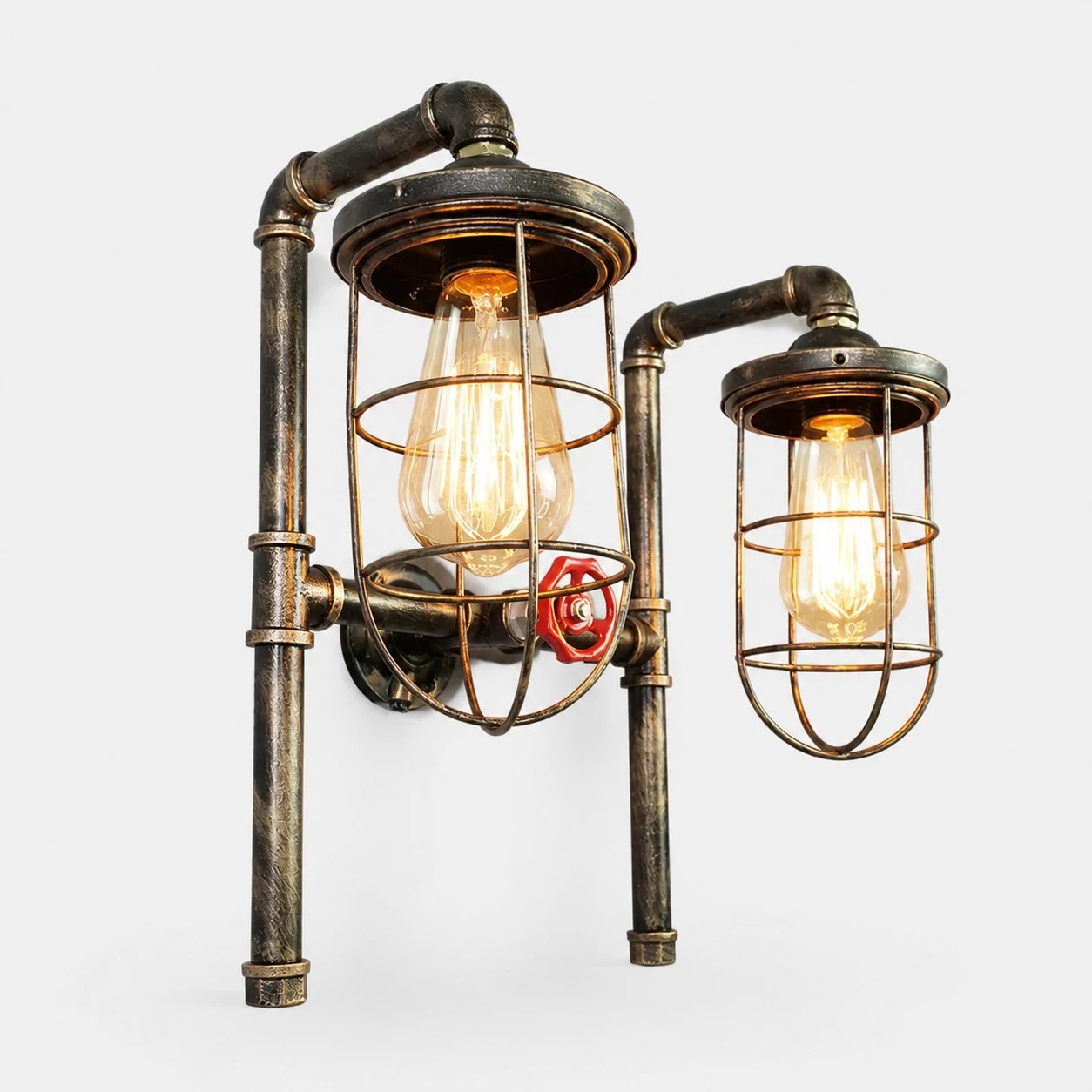 Industriële wandlamp met buisvormige kap en vintage kooivormige kap.