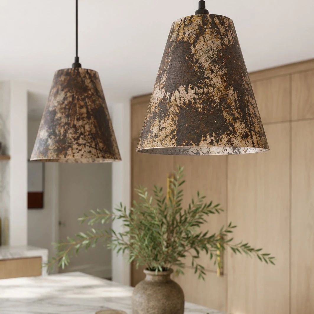 Detailopname van verouderde metalen hanglampen met patina in een keuken.