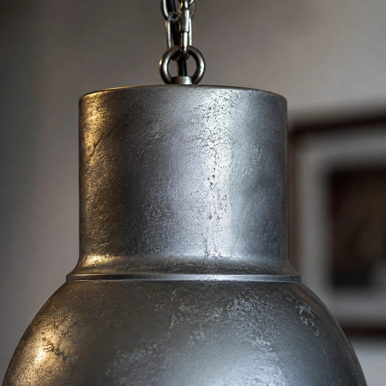 Detailweergave van de verouderde metalen hals.
