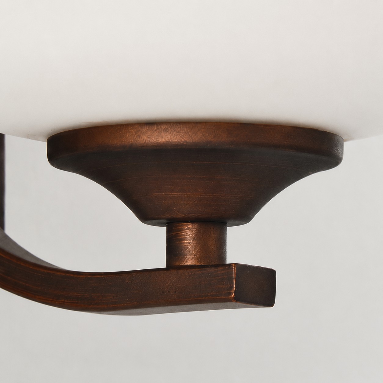 Vooraanzicht van de geïnstalleerde wandlamp
