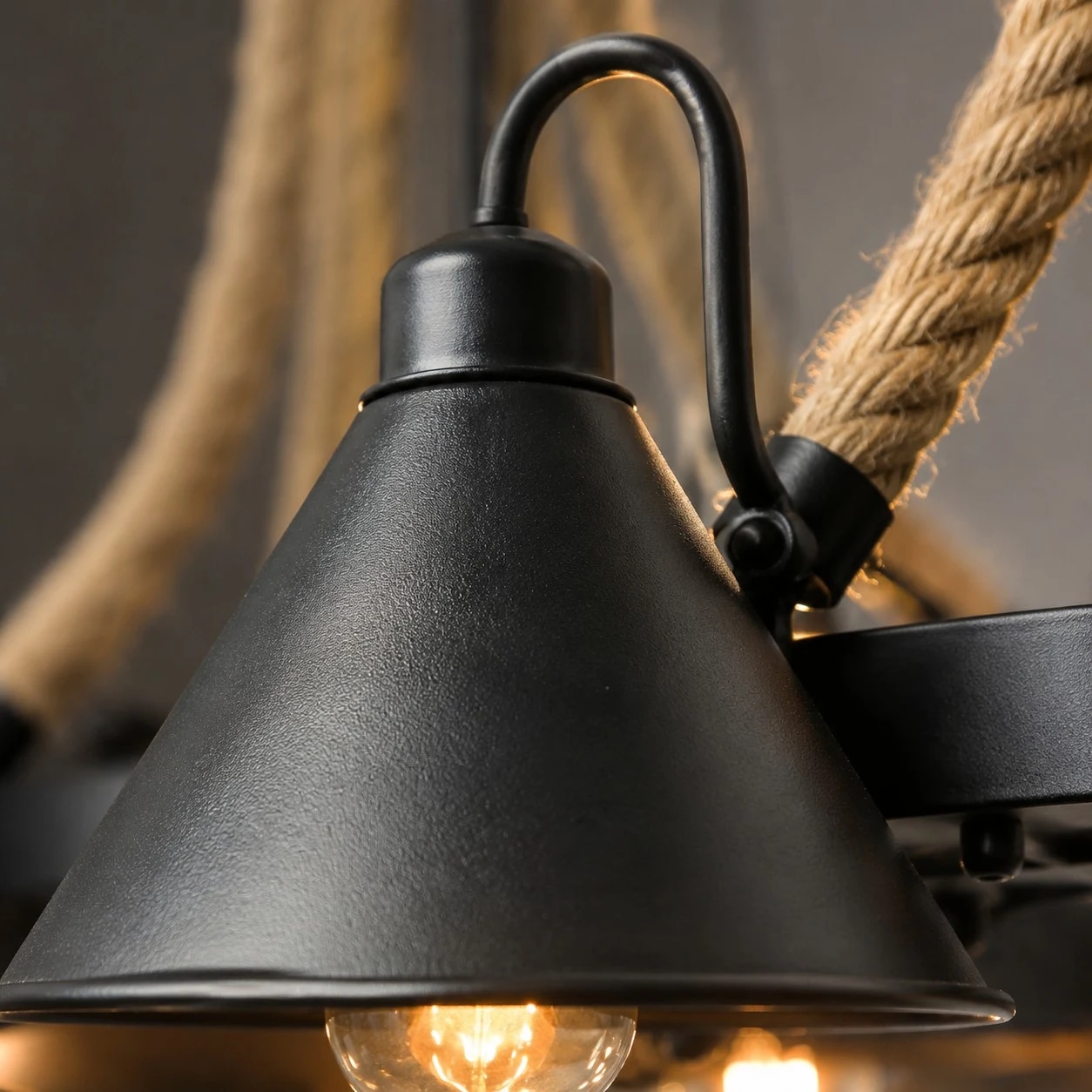 Detailweergave van de touwophanging en het metalen frame