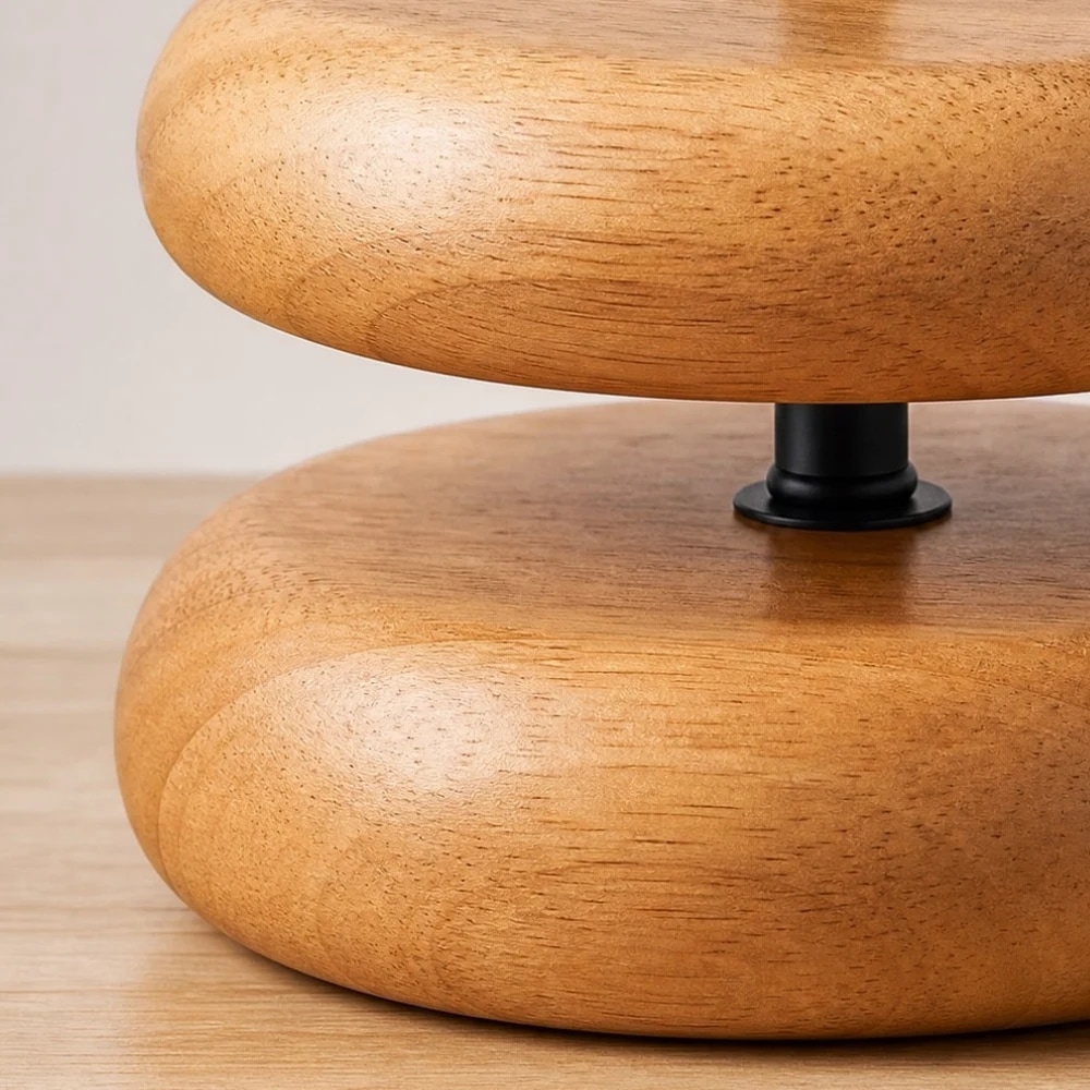 Detalle de la base de la lámpara de mesa de madera lisa y redondeada