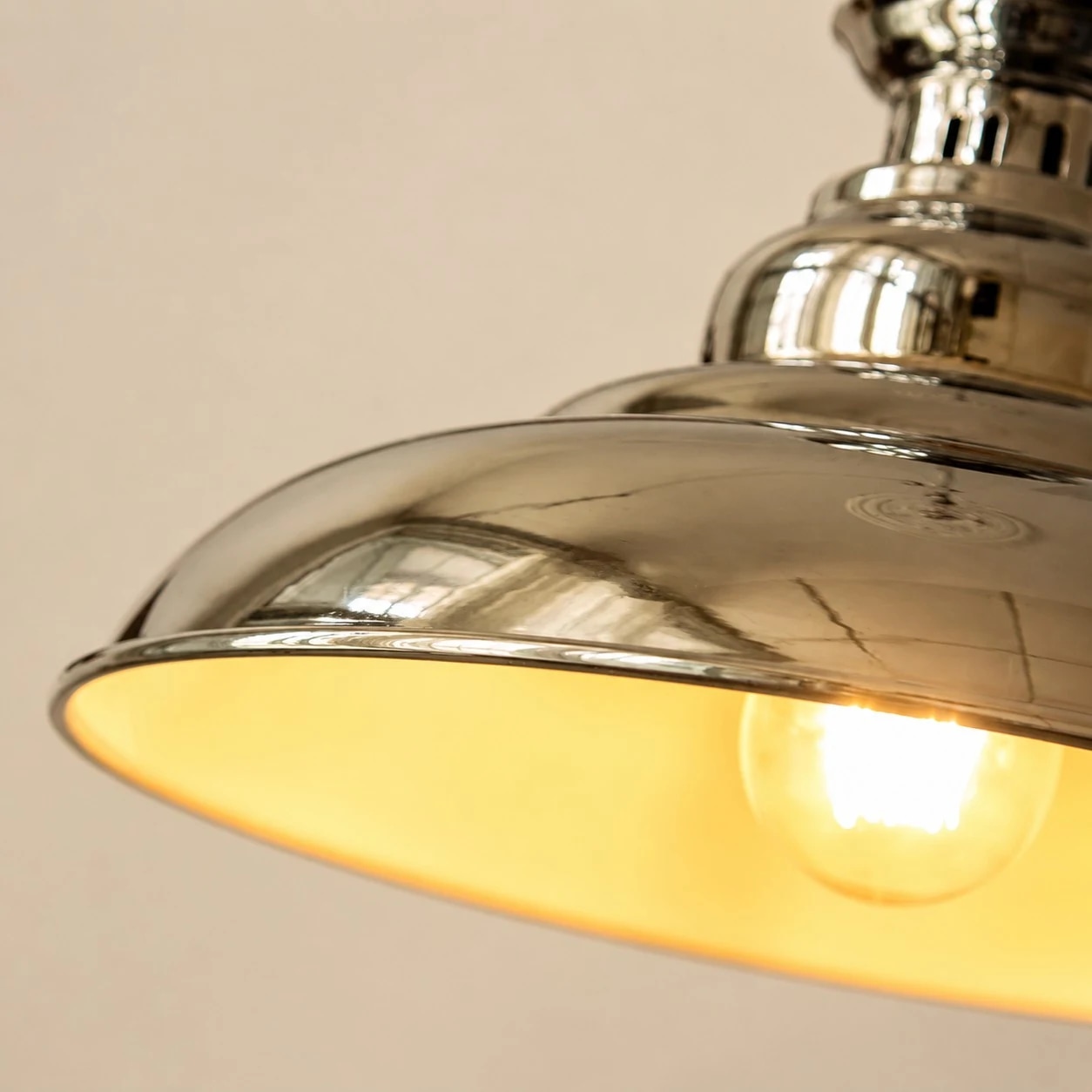 Lámpara colgante con cúpula cromada en primer plano