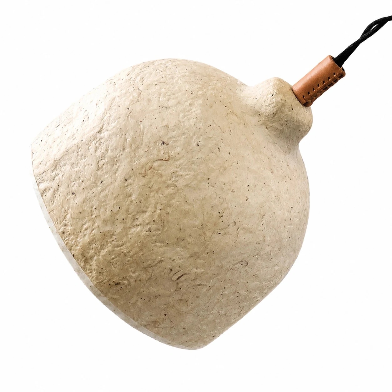 Perfil lateral de la lámpara colgante de papel hecha a mano con forma de campana.